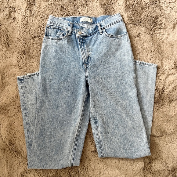 Abercrombie Ultra High Rise 90s Straight Criss-Cross Asymmetrical Waistband - Picture 1 of 12